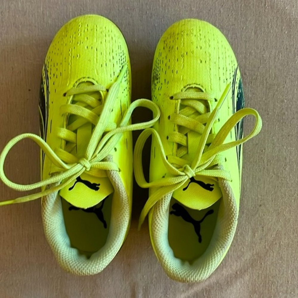 Puma‎ girls 10.5 soccer cleats - Picture 4 of 7